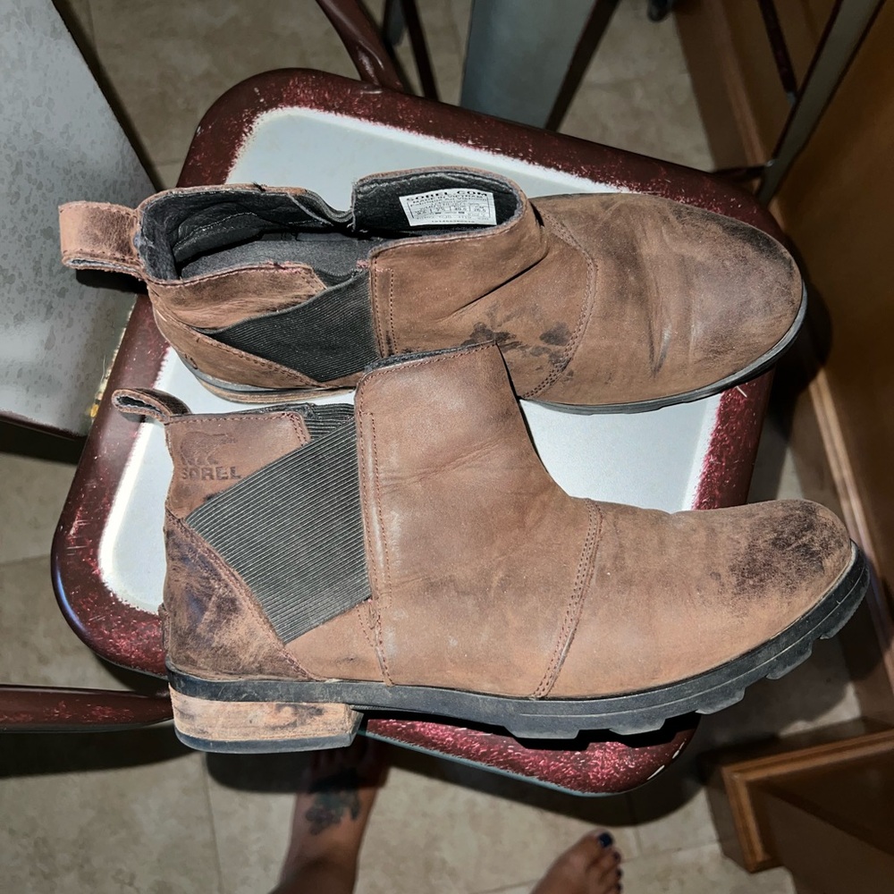 Super cute Sorel Chelsea boots! Great condition!